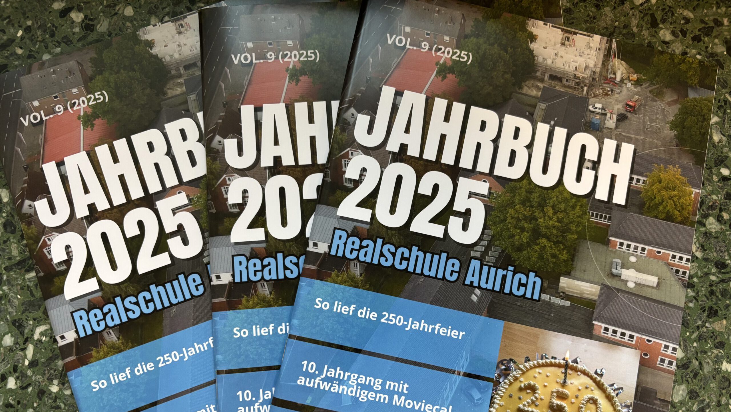 Das Jahrbuch 2025 ist abholbereit