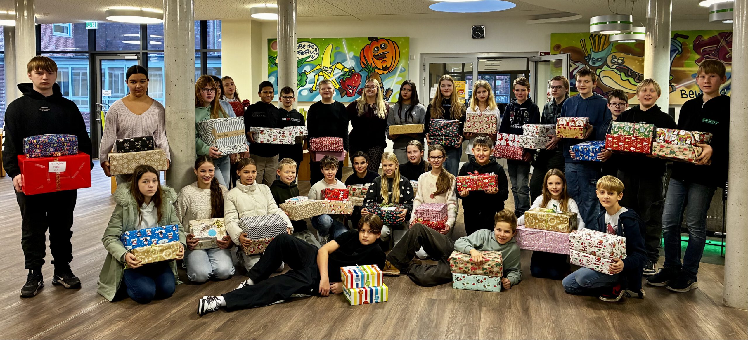 Unsere Schule packt 120 Pakete für den Weihnachtspäckchenkonvoi 🎁✨