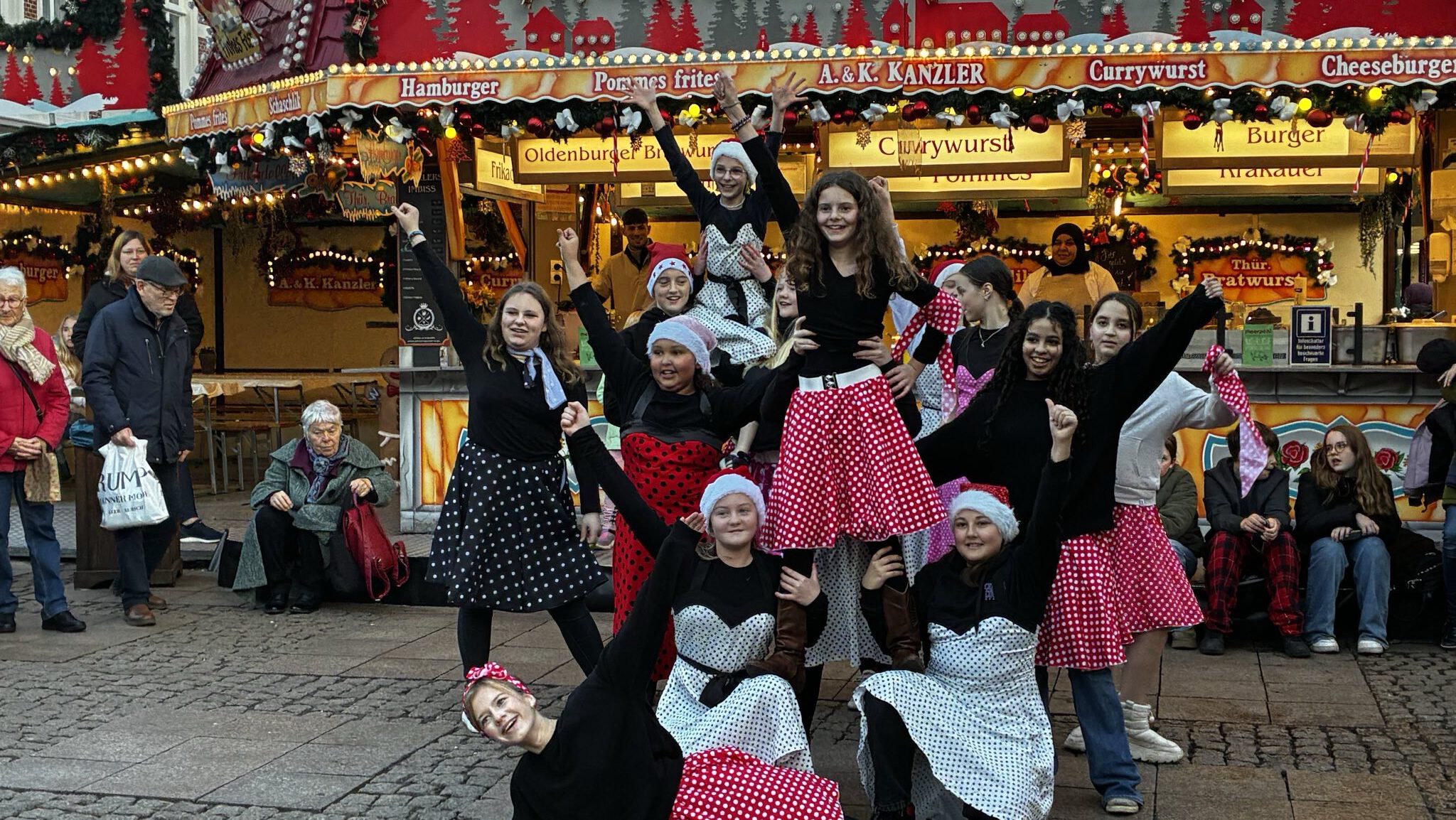 Tanzaufführung auf dem Auricher Weihnachtsmarkt